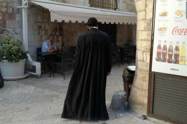 Bari, la vita di Pierluigi: �Mi sento un prete, indosso la talare e vengo deriso da tutti�